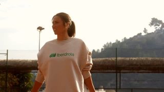 @sarasorribes entrena al tenis en un pequeño paraíso llamado Vall d’ Uixó. Nosotros tuvimos la suerte de verlo y nos quedamos con las ganas de verla un poco más. De Telva para Iberdrola. 
🎥Sospechoso habituales: 
Dirección creativa: @veronicags87 
Redacción: @jess_nieto 
Realizador/ DP: @jorge_a_munar 
Cámara: @adrigalde @jorge_a_munar 
Estilismo: @luciasobas 
Muah: Kuki Giménez 
Producción: @deb_palmini 
Edición: @jorge_a_munar 
#Sararorribes #tennis🎾 #filmmaking