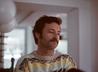 Difícil creer que Igor Fioravanti ya no esté. Igor me dio la oportunidad por primera vez de entrar en el mundo audiovisual cuando nadie me la daba. Fijándome en él aprendí a estar atento a lo que pasaba en el momento para improvisar y dejarte llevar. A no tener miedo, a probar, a arriesgar y a cagarla las veces que hiciera falta para entender y mejorar. La primera vez que hablé con él quedamos en un VIPS para conocernos. Yo quería mostrarle mi corto currículum hasta entonces y ver si había posibilidades de entrar en el sector. Nos sentamos y empezamos a hablar de todo menos del mundo audiovisual. Pasó una hora y media en cinco minutos y al final de la conversación nos levantamos, nos dimos un fuerte abrazo y me fui con la sensación de haber conocido a un tipo genial. Ya daban igual mis intenciones. La tarde fue cojonuda. A las dos semanas me llamaron para trabajar de segundo de dirección en un spot de Airtel y desde entonces no he parado. Gracias Igor. Te voy a echar mucho de menos.