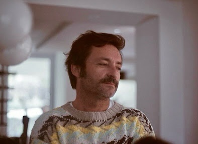 Difícil creer que Igor Fioravanti ya no esté. Igor me dio la oportunidad por primera vez de entrar en el mundo audiovisual cuando nadie me la daba. Fijándome en él aprendí a estar atento a lo que pasaba en el momento para improvisar y dejarte llevar. A no tener miedo, a probar, a arriesgar y a cagarla las veces que hiciera falta para entender y mejorar. La primera vez que hablé con él quedamos en un VIPS para conocernos. Yo quería mostrarle mi corto currículum hasta entonces y ver si había posibilidades de entrar en el sector. Nos sentamos y empezamos a hablar de todo menos del mundo audiovisual. Pasó una hora y media en cinco minutos y al final de la conversación nos levantamos, nos dimos un fuerte abrazo y me fui con la sensación de haber conocido a un tipo genial. Ya daban igual mis intenciones. La tarde fue cojonuda. A las dos semanas me llamaron para trabajar de segundo de dirección en un spot de Airtel y desde entonces no he parado. Gracias Igor. Te voy a echar mucho de menos.